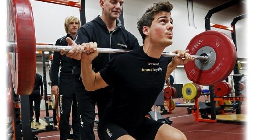 Trainer Ton Leenders in de Thialf krachthal met schaatsers jan Smeekens en Ronald Mulder
Foto ; pim Ras
